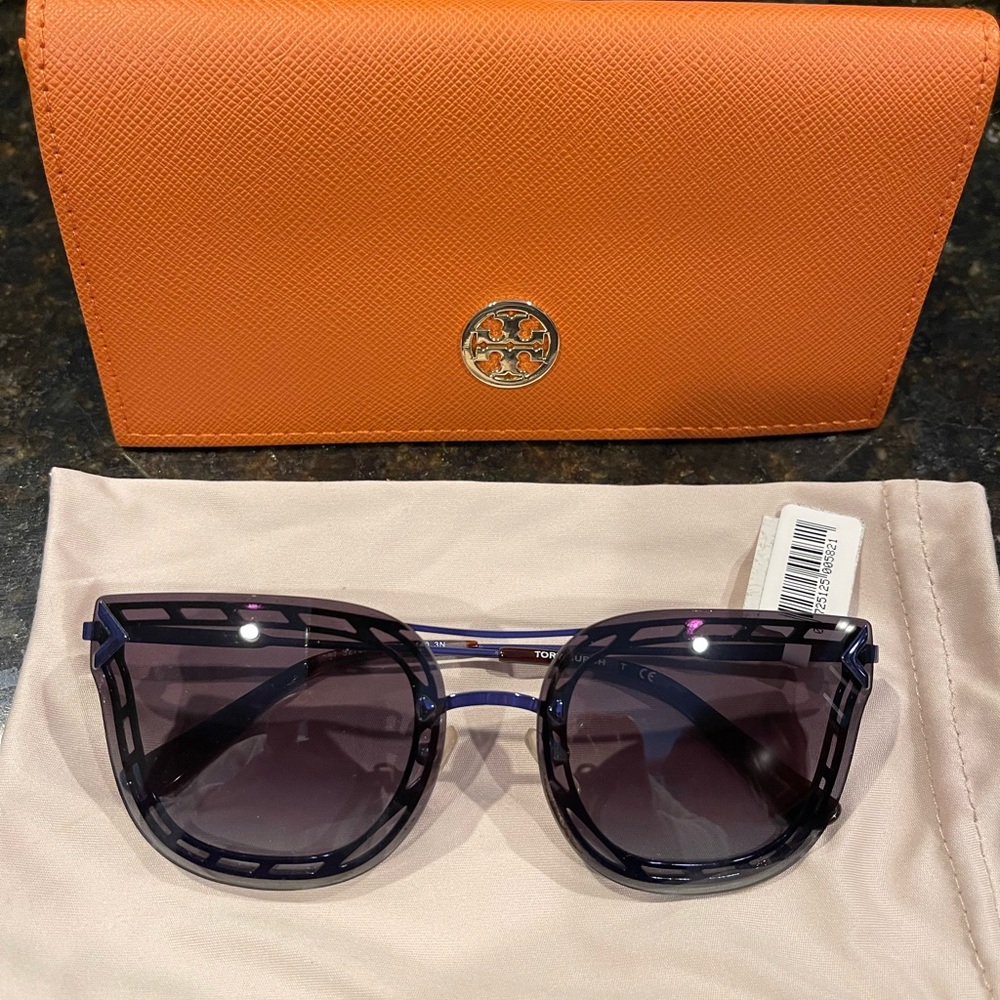 Authentic Tory Burch blue sun glasses. Chic and light weigh glasses new with tag